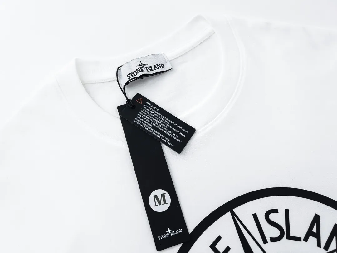 W625#P110💰 [Stone lsland/Stone Island summer new chest broken grid compass printed short-sleeved T-shirt] ⚠️[Original creation, high control of details] - Made of 260 grams of combed cotton, 32 count double yarn, soft and comfortable to the touch, sweat-absorbent and breathable. - Simple, basic and versatile style, original quality, the first choice for couples. - Made in a large factory, four needles and five threads on the shoulder, neatly arranged, high quality workmanship. - Same style for men and women. Very versatile, one piece for everyone, details are clearly visible. Color: Black White Size: M L